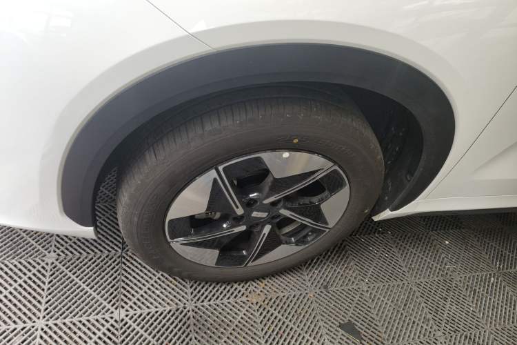 Used Geely Galaxy E5 2024 530km Long-Range Version Left Front Wheel Hub