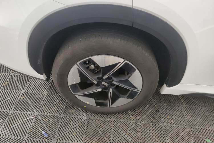 Used Geely Galaxy E5 2024 530km Long-Range Version Right Rear Wheel Hub