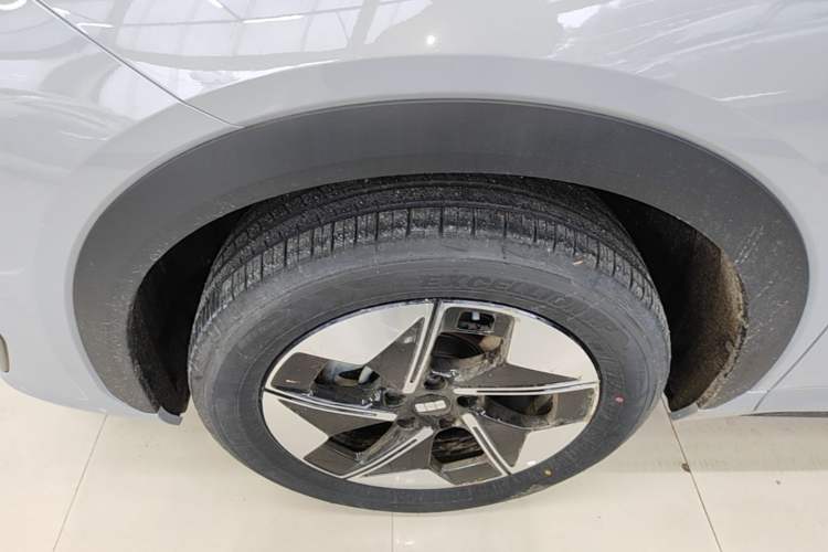 Used Geely Galaxy E5 2026 Model 530km Launch Edition Left Front Wheel Hub