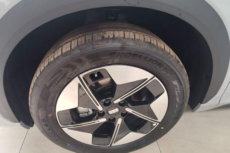 Used Geely Galaxy E5 2026 Model 530km Launch Edition Left Front Wheel Hub