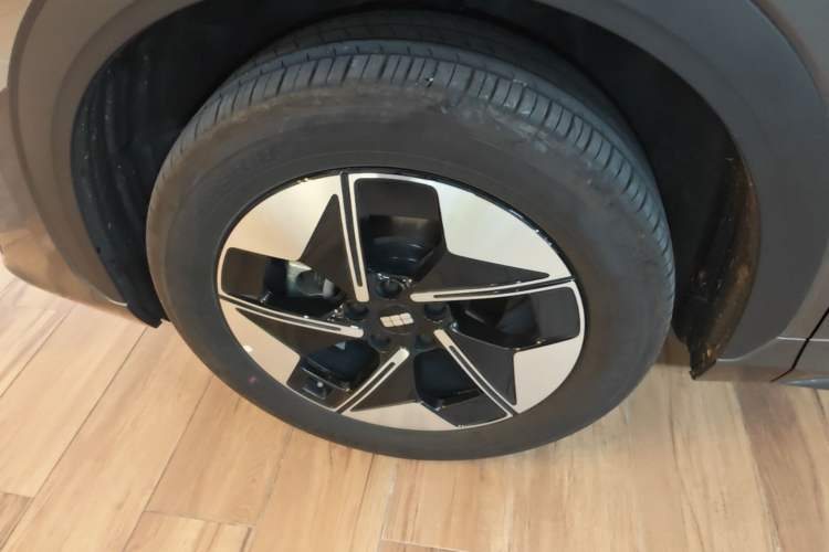 Used Geely Galaxy E5 2026 Model 610km Exploration+ Edition Left Front Wheel Hub
