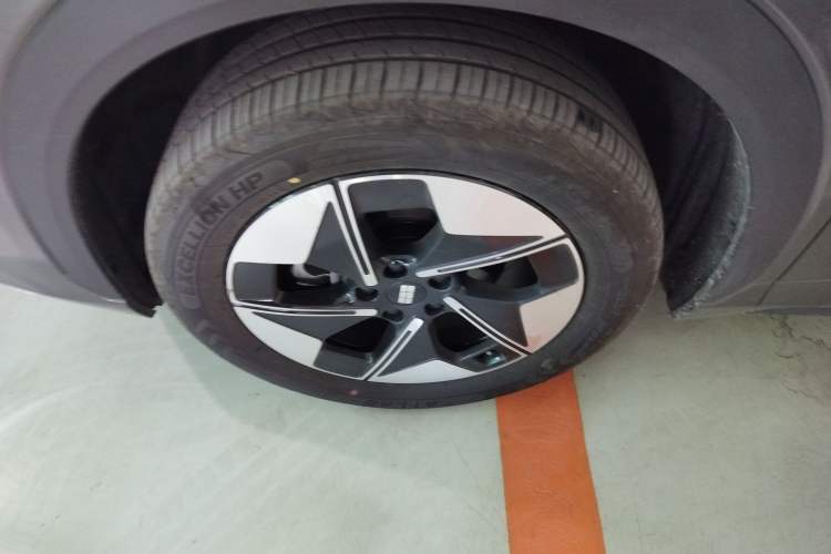 Used Geely Galaxy E5 2026 Model 610km Exploration+ Edition Left Front Wheel Hub
