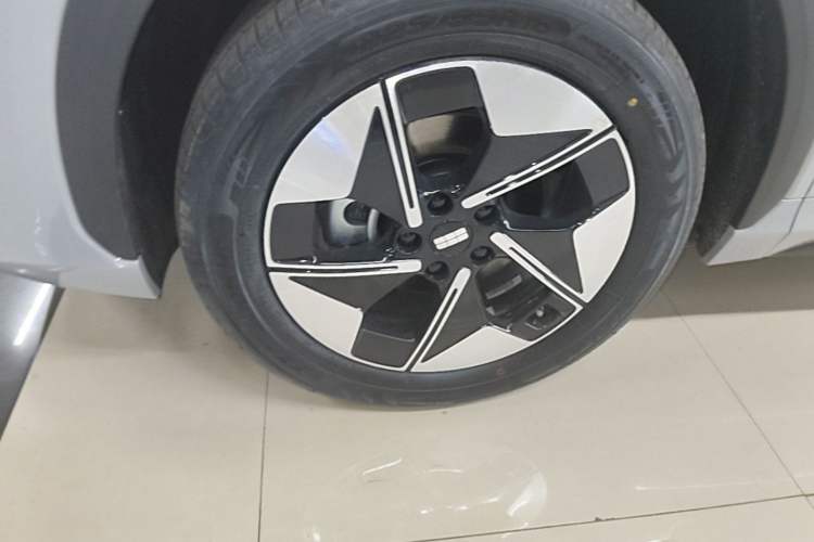 Used Geely Galaxy E5 2026 Model 530km Launch Edition Left Front Wheel Hub