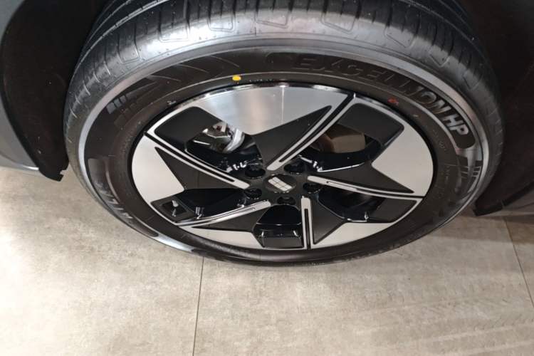 Used Geely Galaxy E5 2026 Model 610km Exploration+ Edition Left Front Wheel Hub