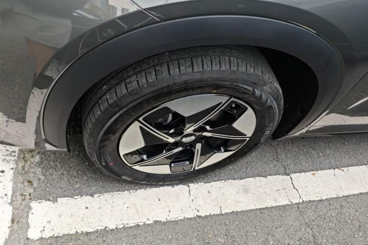 Used Geely Galaxy E5 2026 Model 610km Exploration+ Edition Left Front Wheel Hub