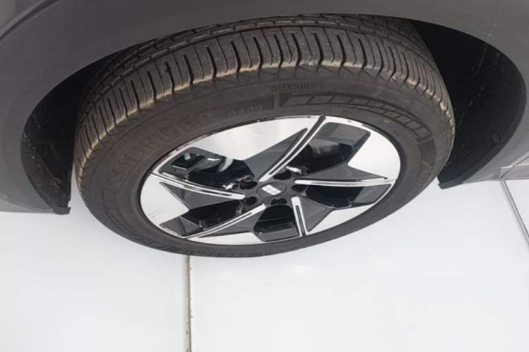 Used Geely Galaxy E5 2026 Model 530km Launch Edition Left Front Wheel Hub