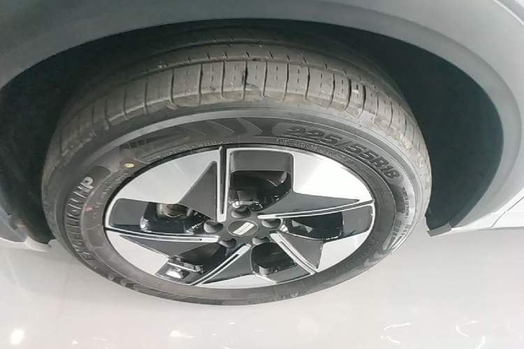 Used Geely Galaxy E5 2026 Model 610km Exploration+ Edition Left Front Wheel Hub