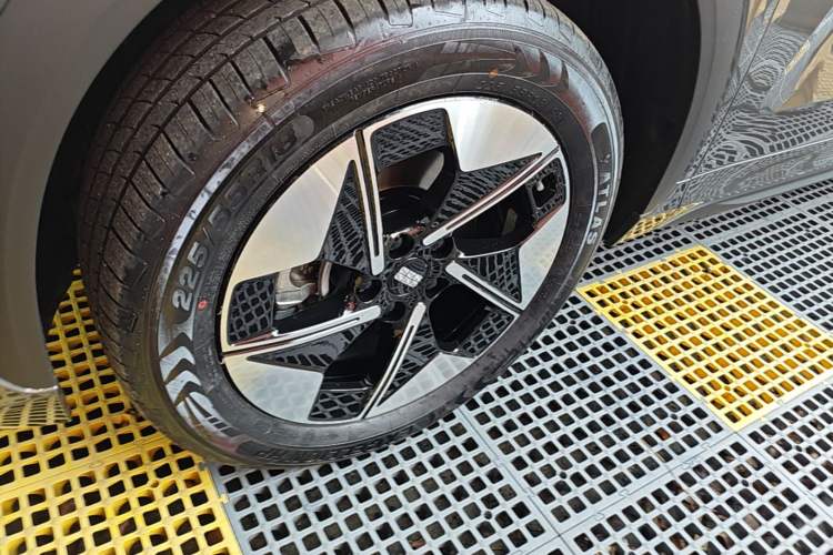 Used Geely Galaxy E5 2026 Model 610km Exploration+ Edition Left Front Wheel Hub
