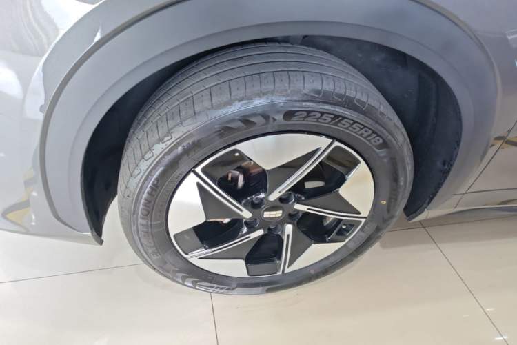 Used Geely Galaxy E5 2026 Model 610km Exploration+ Edition Left Front Wheel Hub