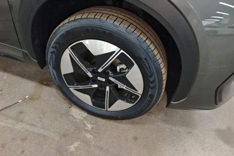 Used Geely Galaxy E5 2026 Model 530km Launch Edition Right Front Wheel Hub