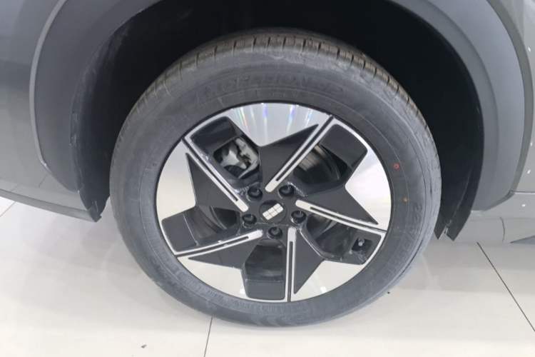 Used Geely Galaxy E5 2026 Model 530km Launch Edition Right Rear Wheel Hub