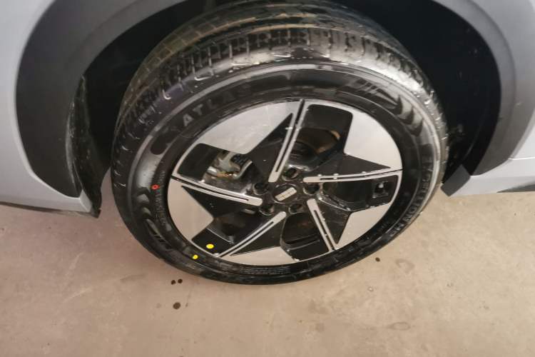 Used Geely Galaxy E5 2026 Model 530km Launch Edition Right Rear Wheel Hub