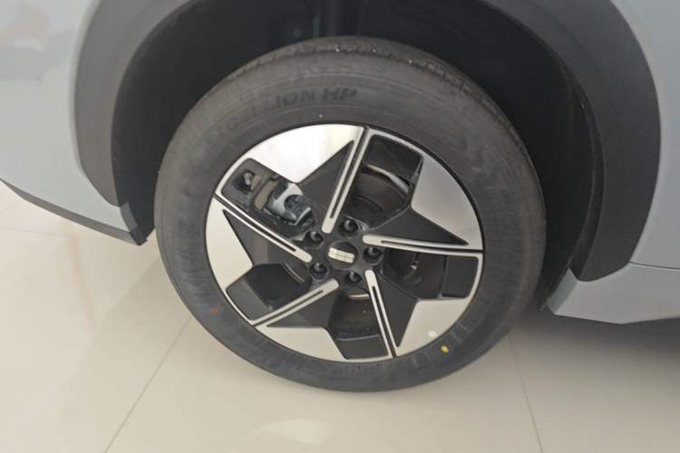 Used Geely Galaxy E5 2026 Model 530km Launch Edition Right Rear Wheel Hub