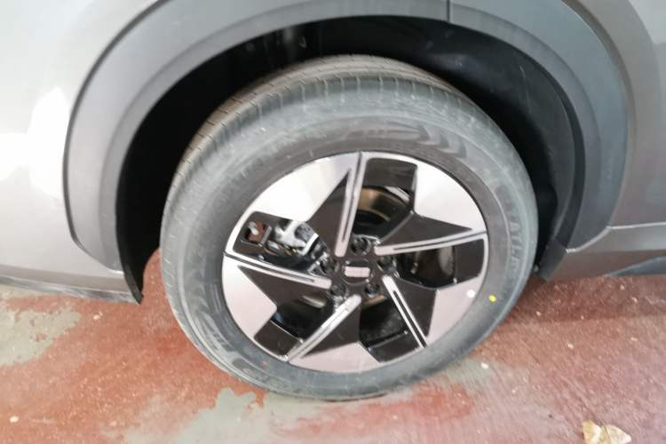 Used Geely Galaxy E5 2026 Model 530km Launch Edition Right Rear Wheel Hub