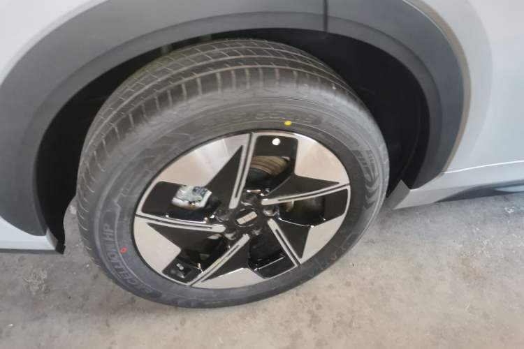 Used Geely Galaxy E5 2026 Model 530km Launch Edition Right Rear Wheel Hub