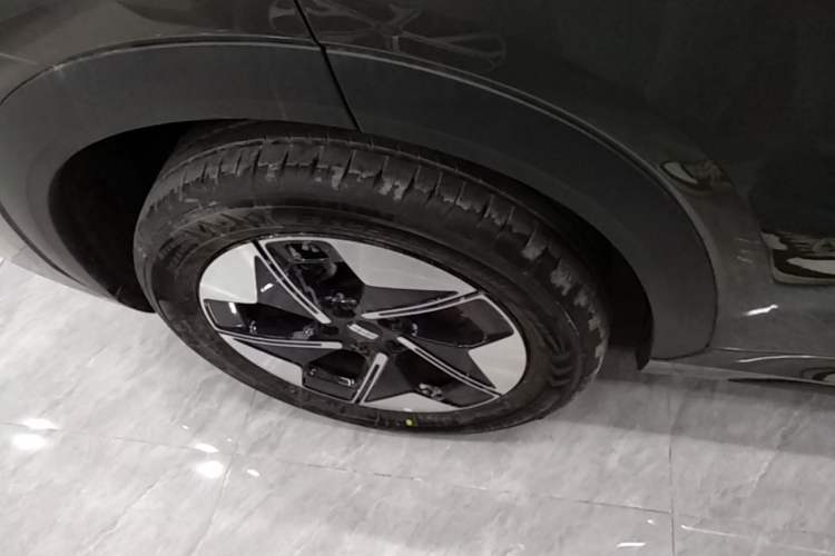 Used Geely Galaxy E5 2026 Model 530km Launch Edition Right Rear Wheel Hub