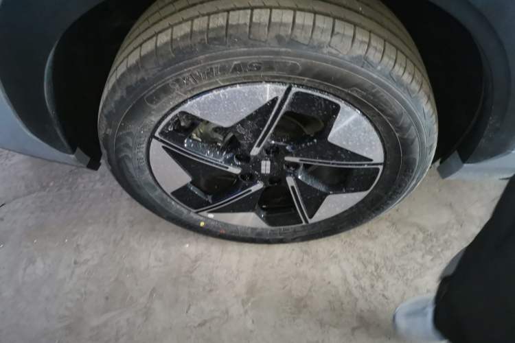 Used Geely Galaxy E5 2026 Model 530km Launch Edition Right Rear Wheel Hub