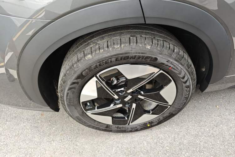 Used Geely Galaxy E5 2026 Model 610km Exploration+ Edition Right Rear Wheel Hub