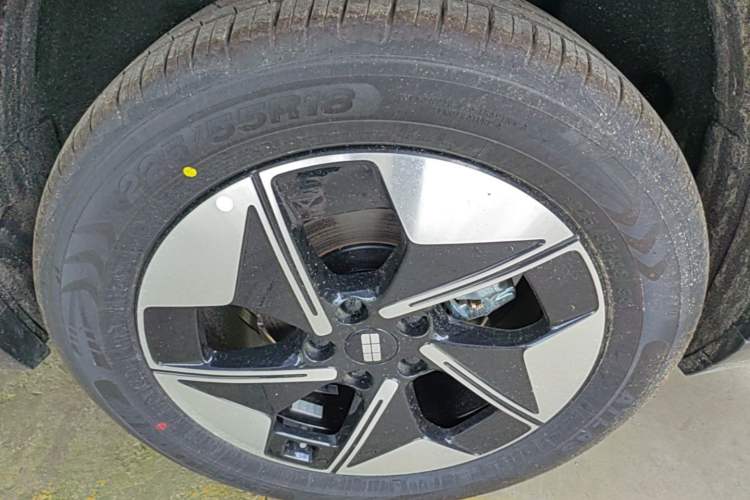 Used Geely Galaxy E5 2026 Model 530km Launch Edition Right Rear Wheel Hub