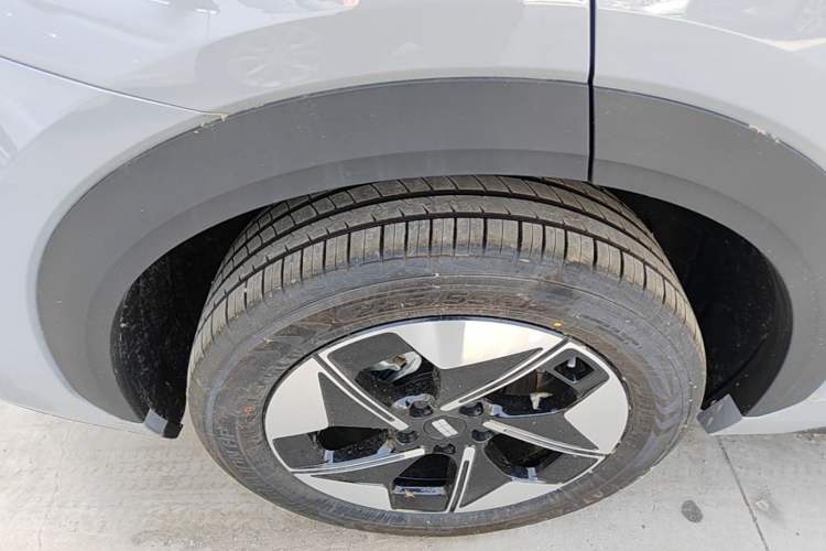 Used Geely Galaxy E5 2026 Model 530km Launch Edition Right Rear Wheel Hub