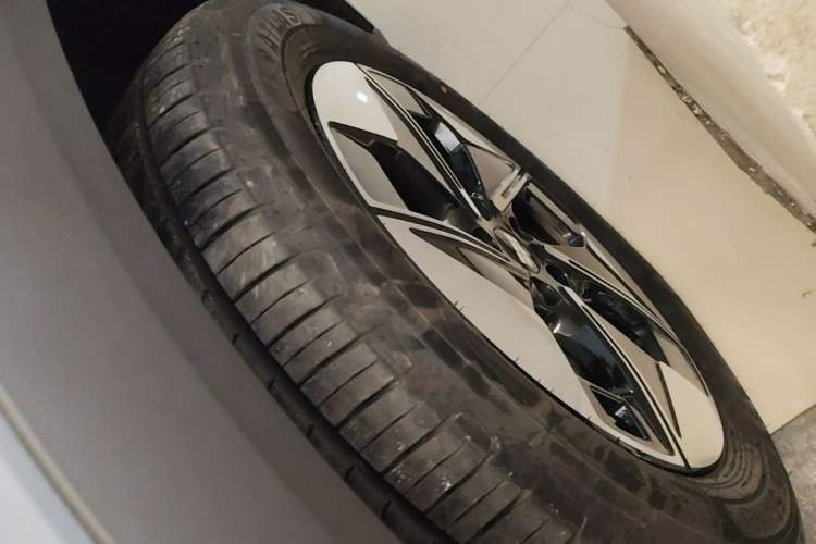 Used Geely Galaxy E5 2026 Model 530km Exploration Edition Left Front Wheel Hub