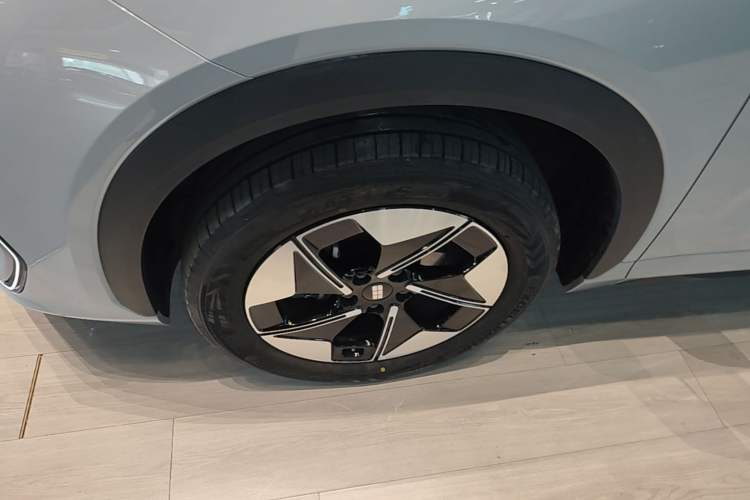 Used Geely Galaxy E5 2026 Model 610km Exploration+ Edition Left Front Wheel Hub