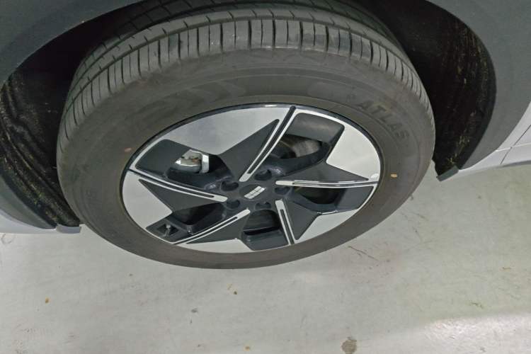 Used Geely Galaxy E5 2026 Model 530km Exploration Edition Left Front Wheel Hub