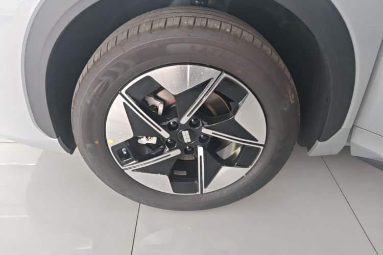 Used Geely Galaxy E5 2026 Model 530km Launch Edition Left Front Wheel Hub