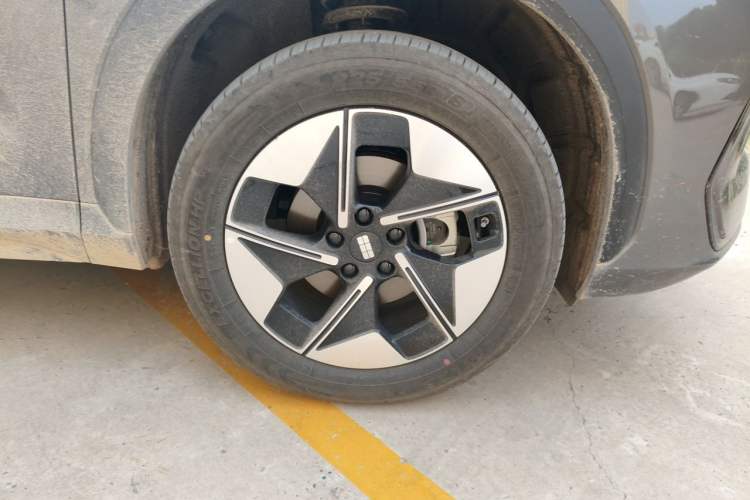 Used Geely Galaxy E5 2026 Model 610km Long-Distance Edition Right Front Wheel Hub