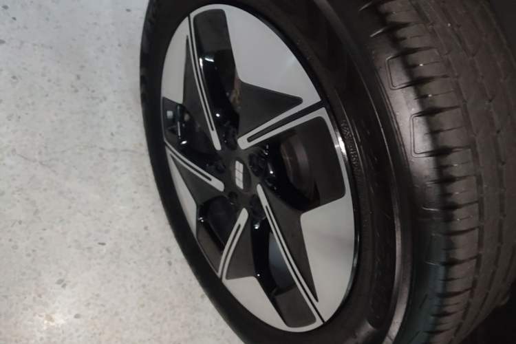 Used Geely Galaxy E5 2026 Model 530km Launch Edition Right Rear Wheel Hub