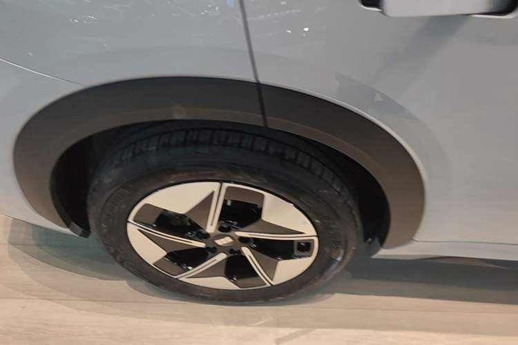 Used Geely Galaxy E5 2026 Model 610km Exploration+ Edition Right Rear Wheel Hub