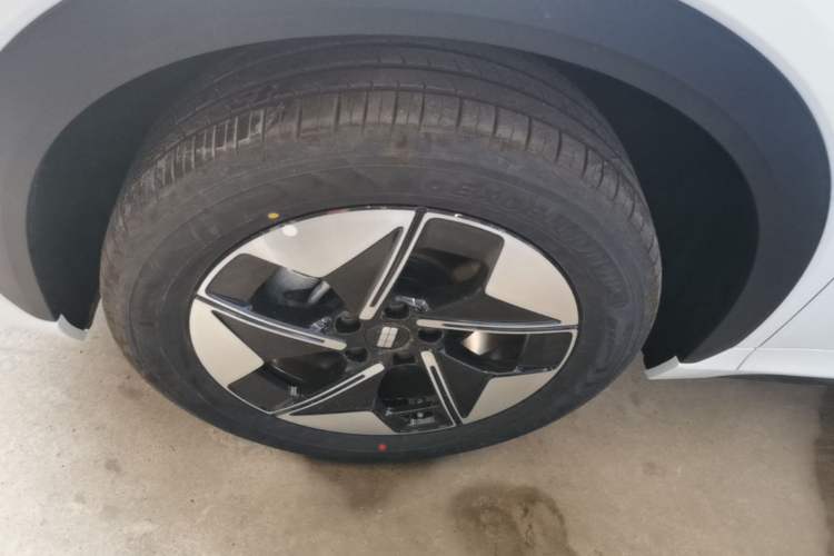 Used Geely Galaxy E5 2026 Model 530km Launch Edition Left Front Wheel Hub