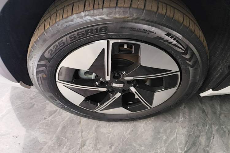 Used Geely Galaxy E5 2026 Model 530km Exploration Edition Left Front Wheel Hub