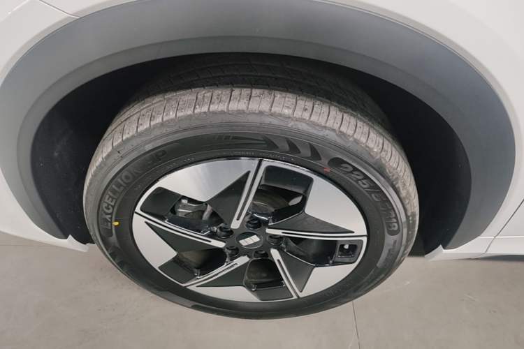 Used Geely Galaxy E5 2026 Model 610km Exploration+ Edition Left Front Wheel Hub