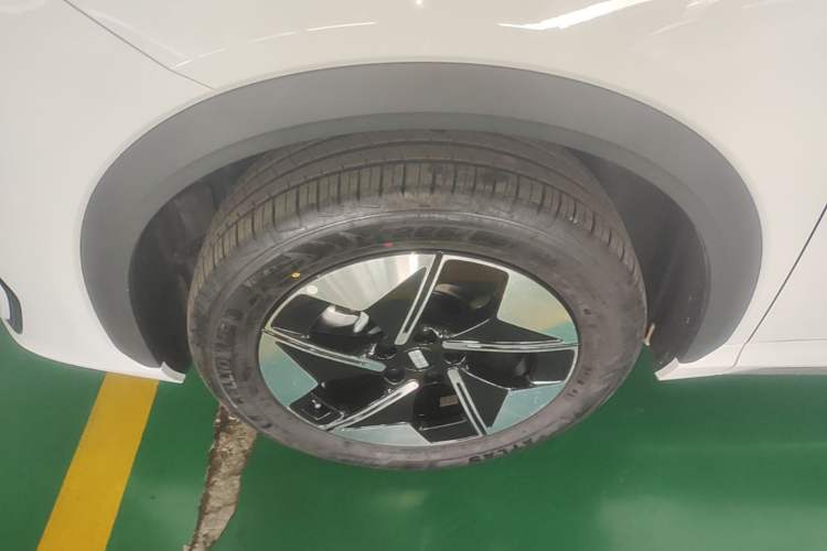Used Geely Galaxy E5 2026 Model 530km Launch Edition Left Front Wheel Hub