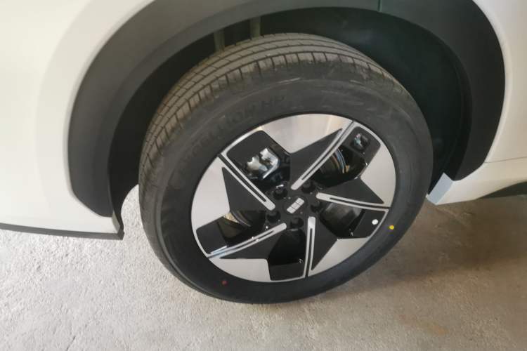 Used Geely Galaxy E5 2026 Model 530km Launch Edition Right Rear Wheel Hub