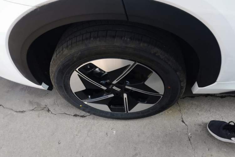 Used Geely Galaxy E5 2026 Model 530km Launch Edition Right Rear Wheel Hub