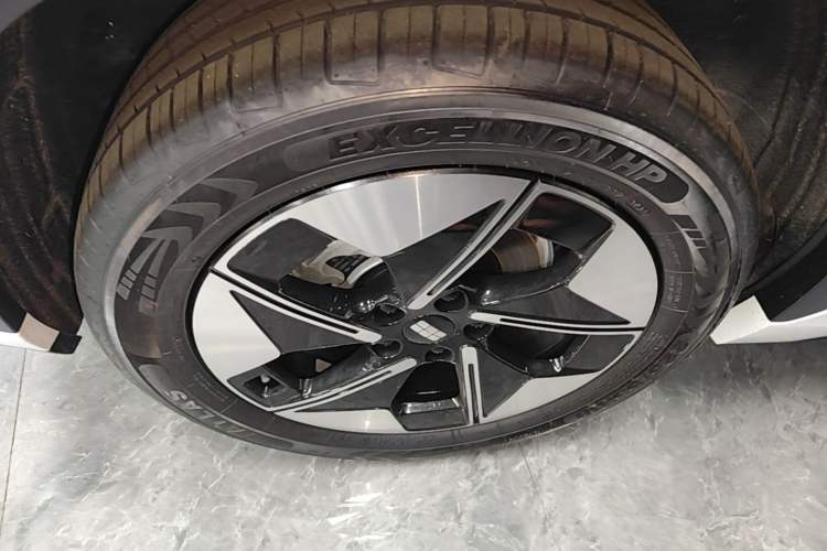 Used Geely Galaxy E5 2026 Model 530km Exploration Edition Right Rear Wheel Hub