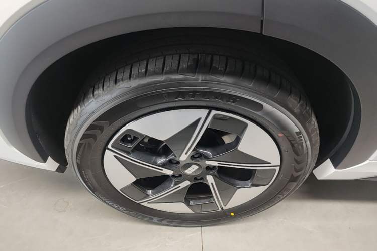 Used Geely Galaxy E5 2026 Model 610km Exploration+ Edition Right Rear Wheel Hub