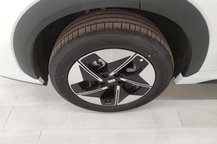 Used Geely Galaxy E5 2026 Model 530km Launch Edition Right Rear Wheel Hub