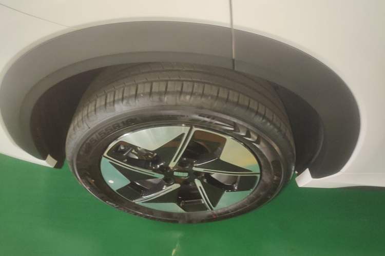 Used Geely Galaxy E5 2026 Model 530km Launch Edition Right Rear Wheel Hub