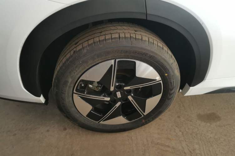 Used Geely Galaxy E5 2026 Model 530km Launch Edition Right Rear Wheel Hub