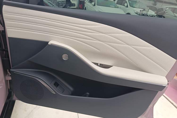 Used Geely Galaxy E8 2024 550 km Range Rear-Drive MAX Interior 5