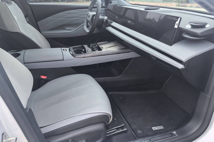 Used Geely Galaxy E8 2025 575 km Intelligent Driving Edition Interior 4
