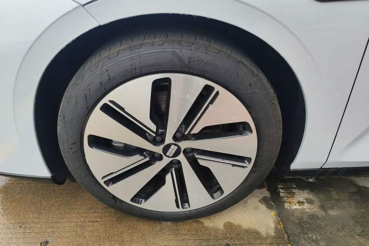 Used Geely Galaxy E8 2024 665 km Range Rear-Drive Starship Long-Range Version Left Front Wheel Hub