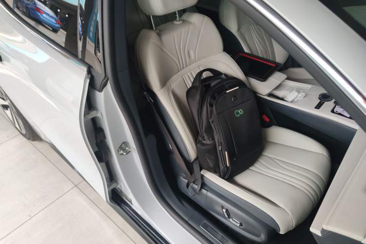 Used Geely Galaxy E8 2024 665 km Range Rear-Drive Starship Long-Range Version Right Front Seat