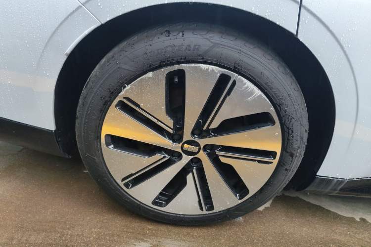 Used Geely Galaxy E8 2024 665 km Range Rear-Drive Starship Long-Range Version Right Rear Wheel Hub