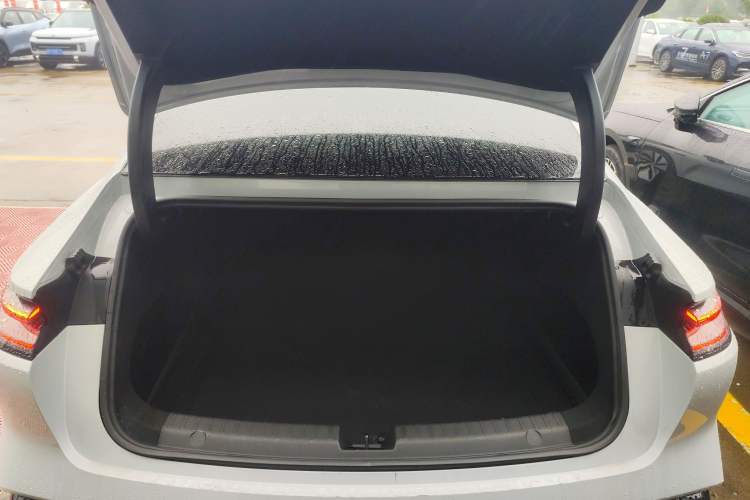 Used Geely Galaxy E8 2024 665 km Range Rear-Drive Starship Long-Range Version Trunk