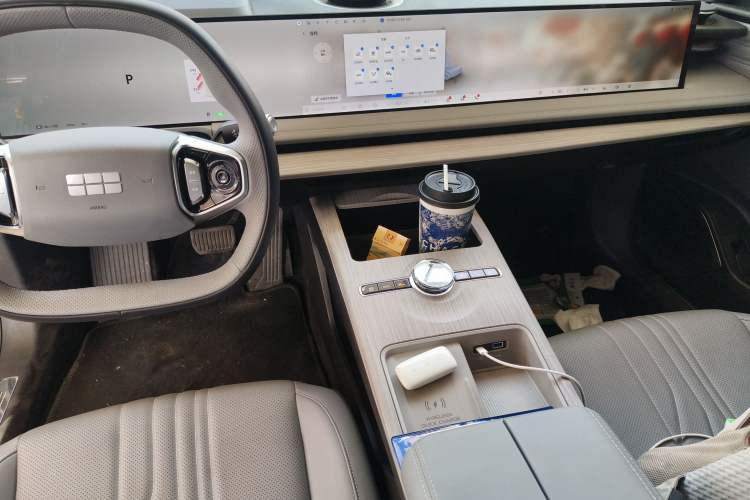 Used Geely Galaxy E8 2024 550 km Range Rear-Drive MAX Audio And AC Panel