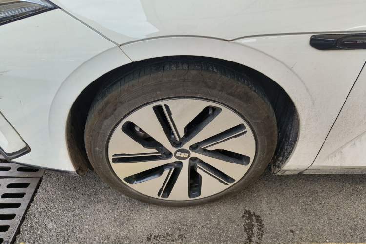 Used Geely Galaxy E8 2024 550 km Range Rear-Drive MAX Left Front Wheel Hub
